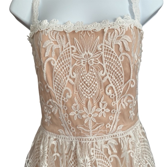 Elegant Lace Midi Dress in White - Picture 3 of 7